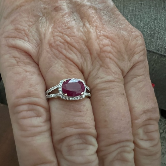 Beautiful 2.32 Carat Ruby and Diamond Ring - Picture 2 of 9